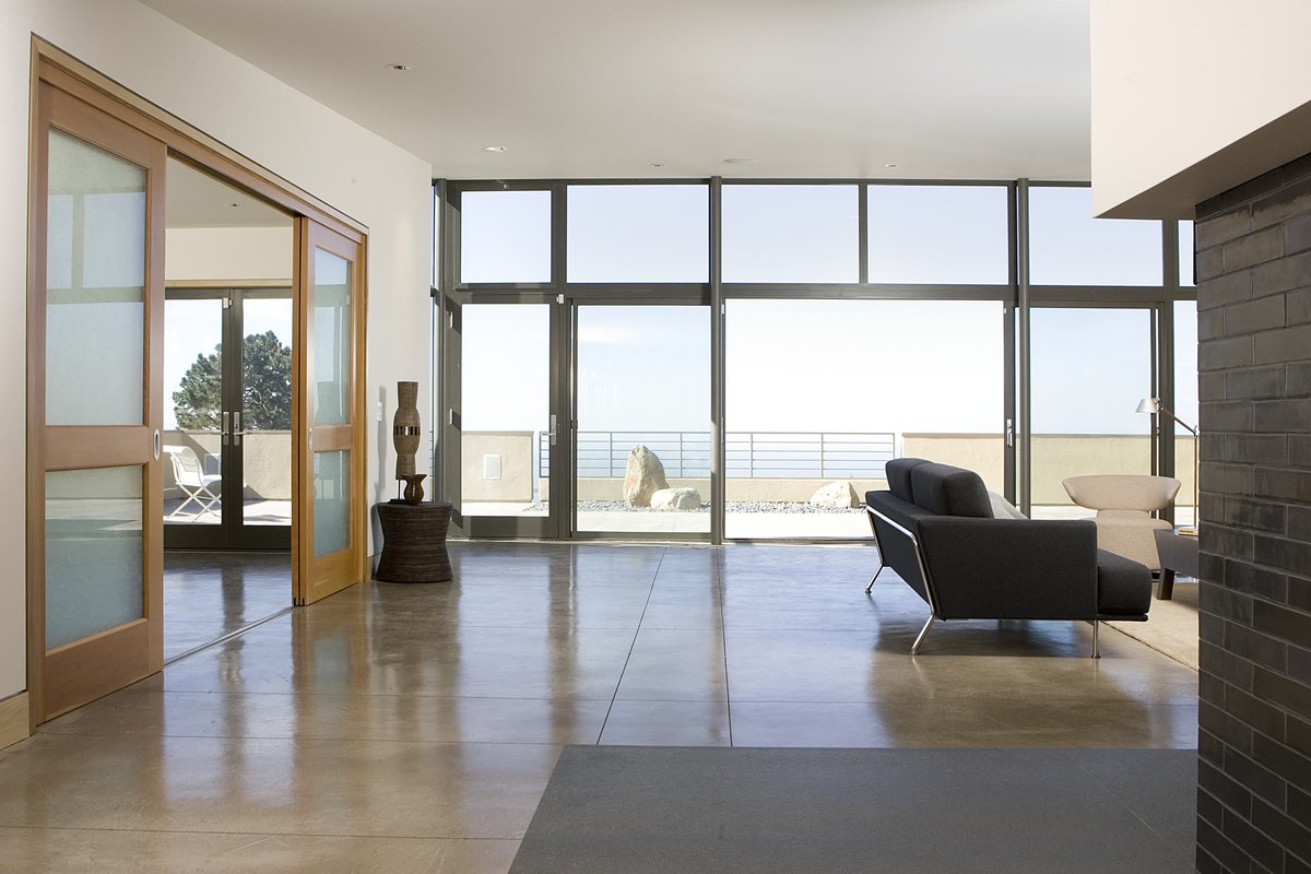 Seamless coated floor in a modern Waltham great room